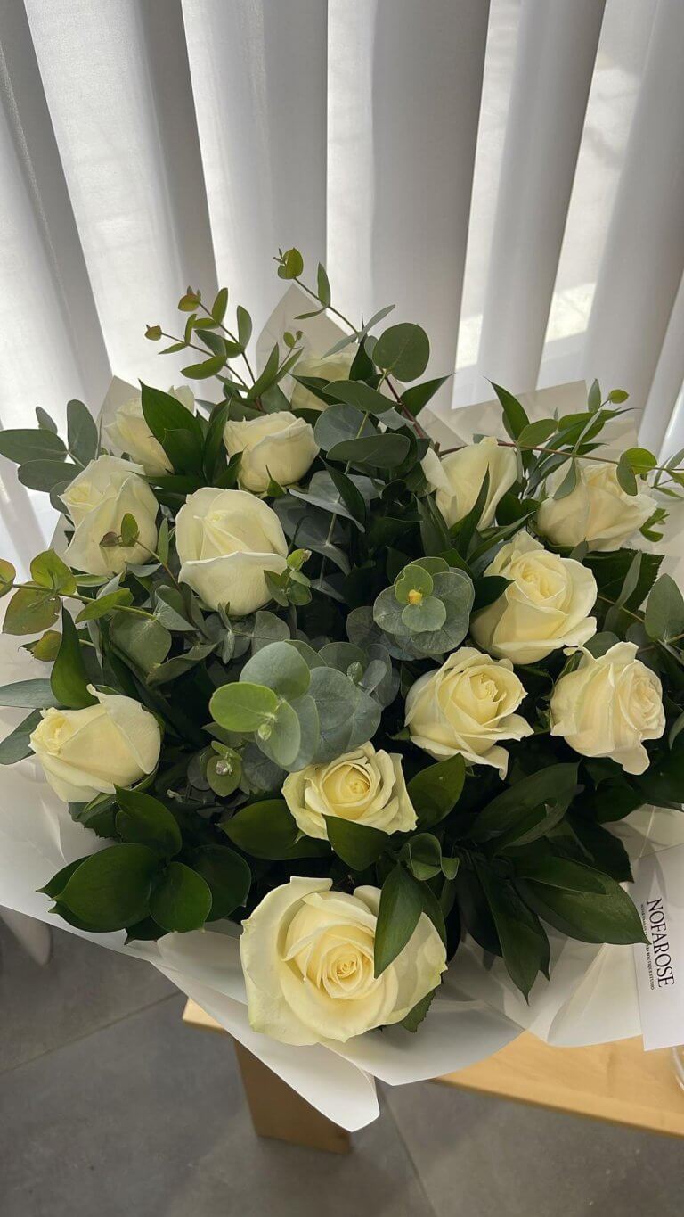 זר פרחים ורדים לבנים נופרוז