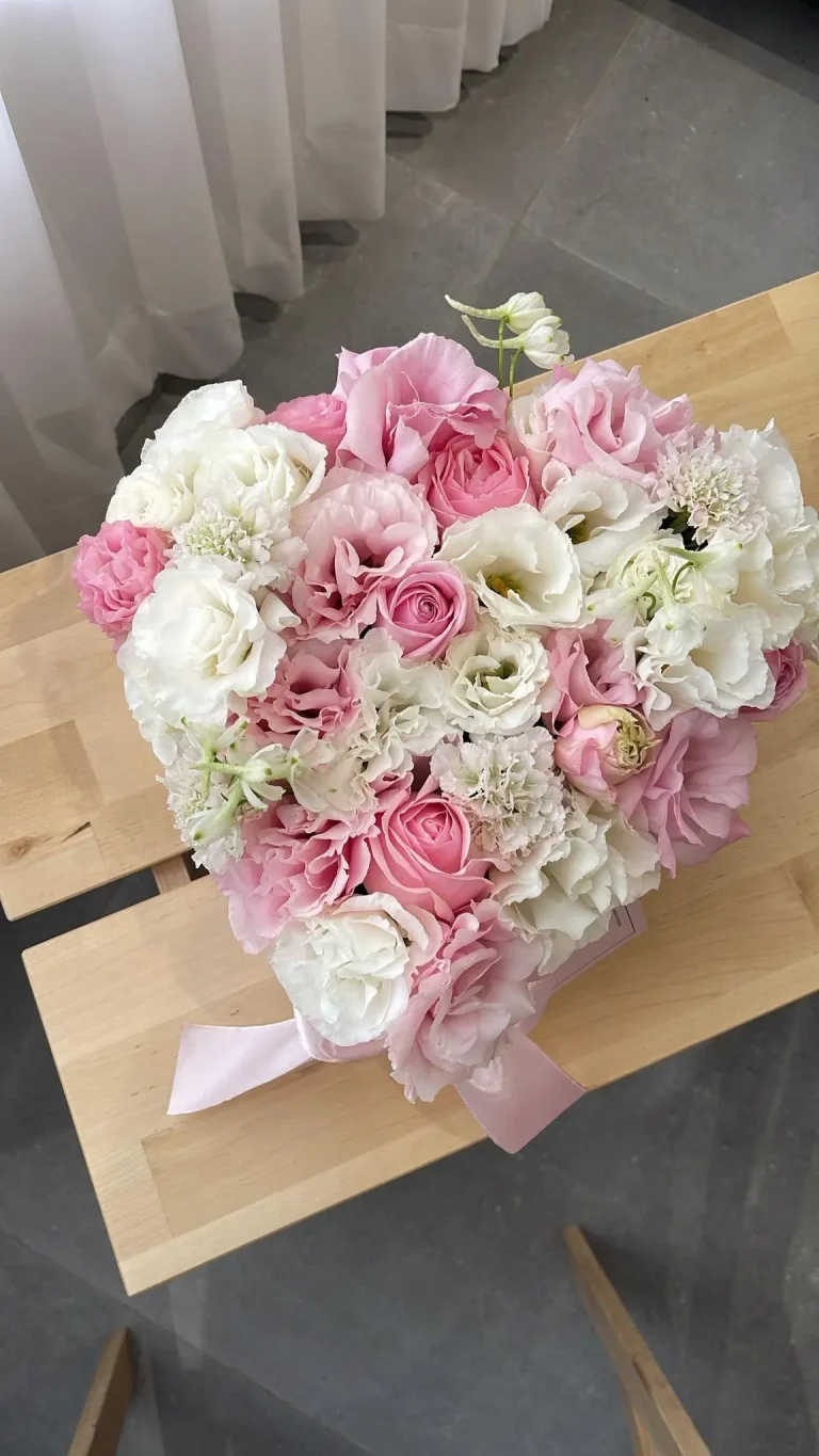 מארז פרחים Pink Dream in a Heart קופסת לב רומנטית עם ורדים ורודים ולבנים נופרוז