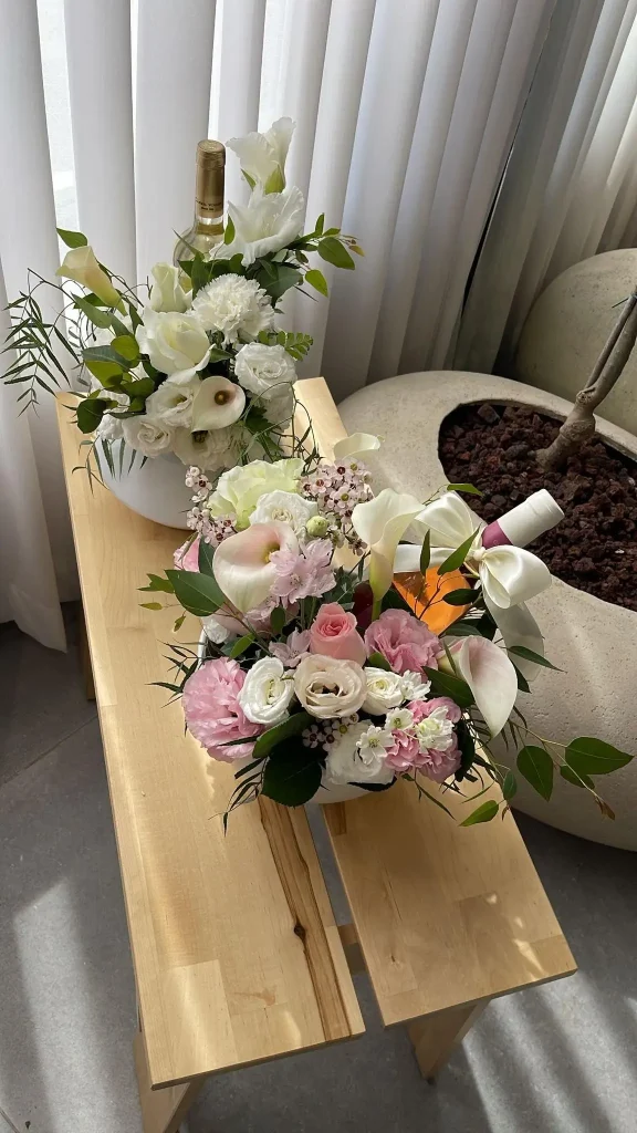מארז פרחים Harmony of Flowers and Wine מתנה יוקרתית לאוהבי יין ופרחים