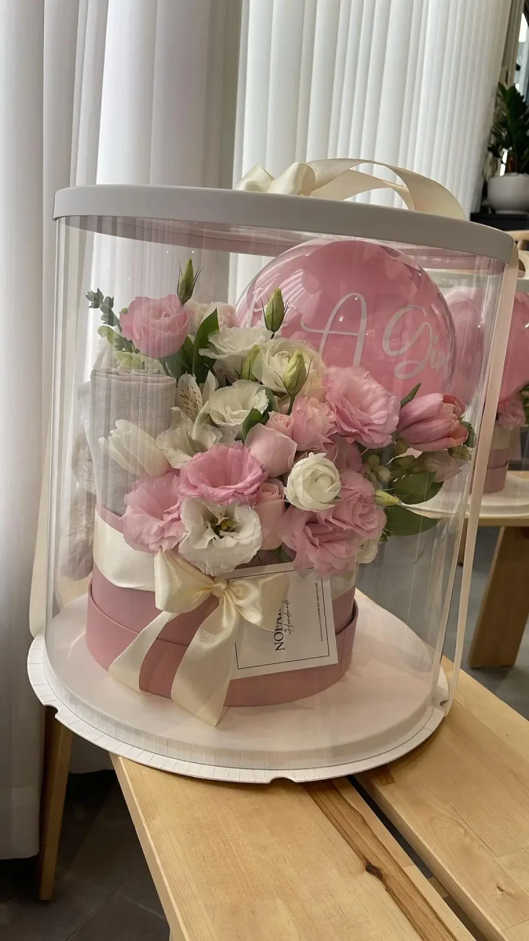 מארז יולדת Pink Lady עם פרחים ורודים ולבנים בקופסה שקופה מעוצבת