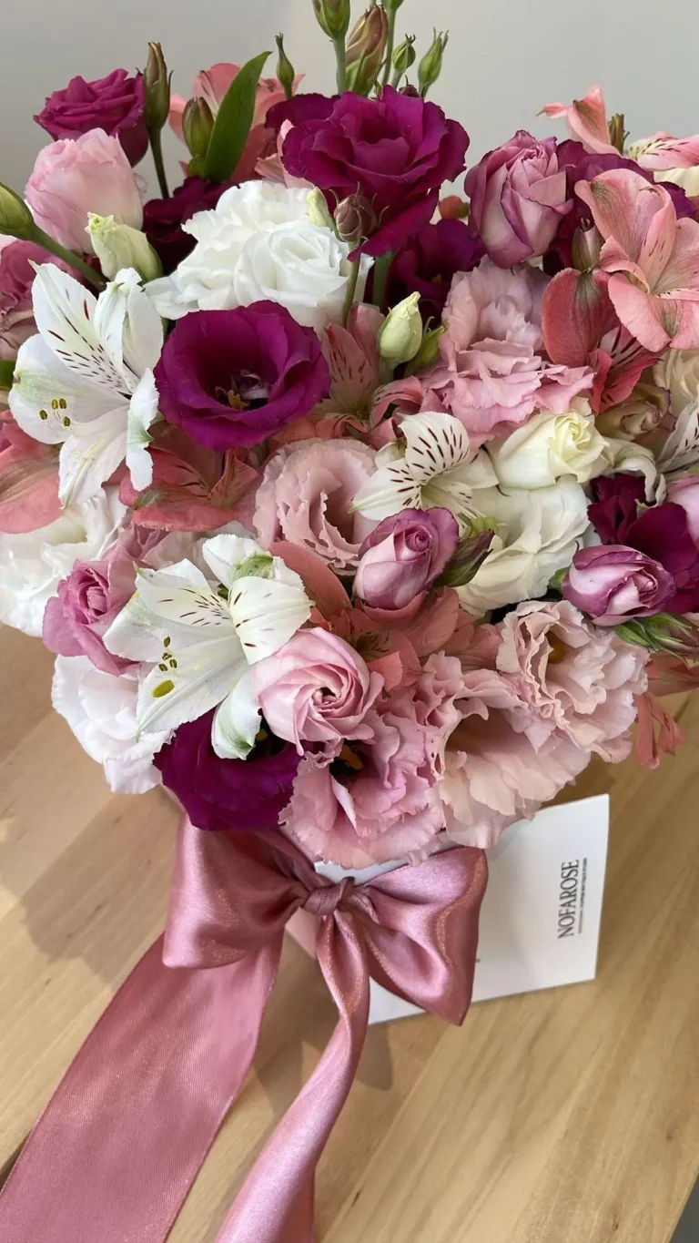 מארז פרחים Royal Romance Box קופסת קרטון מהודרת עם פרחים בגווני סגול ורוד ולבן