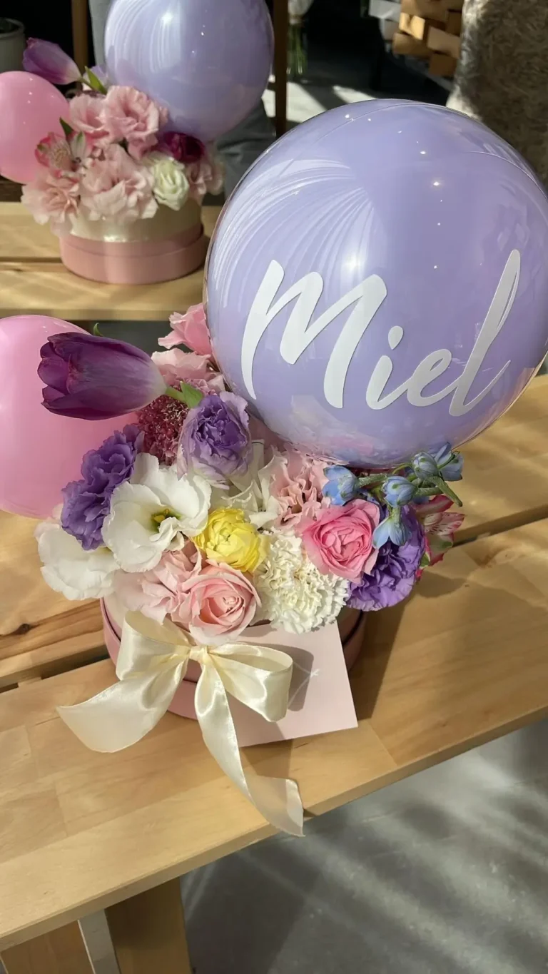 מארז פרחים Purple Bliss Box קופסה ורודה עם בלון סגול ופרחים בגווני סגול וורוד