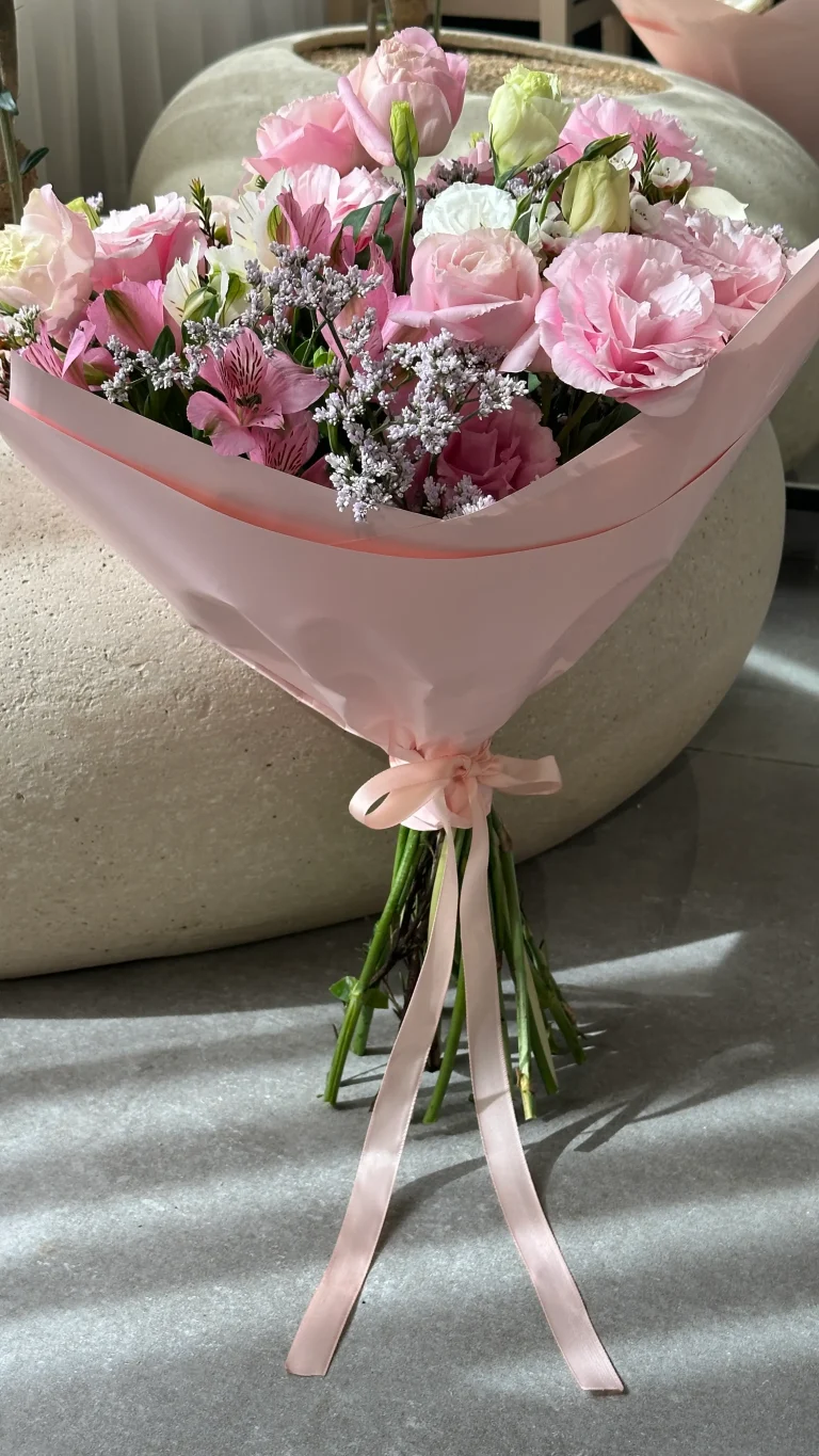 זר פרחים עיצוב ורוד עדין נופר רוז משלוחי פרחים באר שבע והסביבה