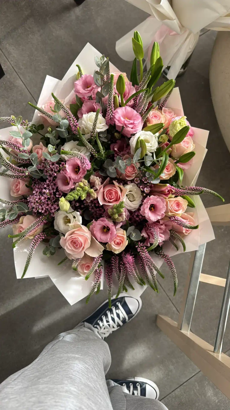 זר פרחים אהבה יוקרתית פרחים ורודים ולבנים